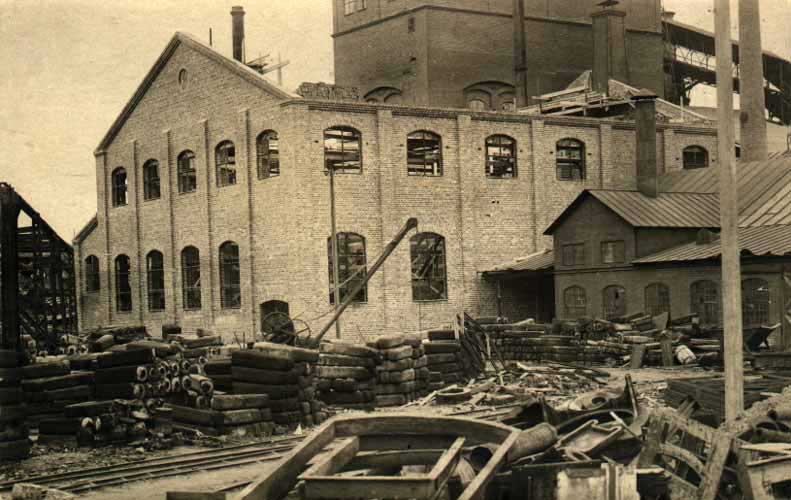 Elektrostålverket i Långshyttan byggs ca. 1918-1919. (Bild från langshyttan.nu)